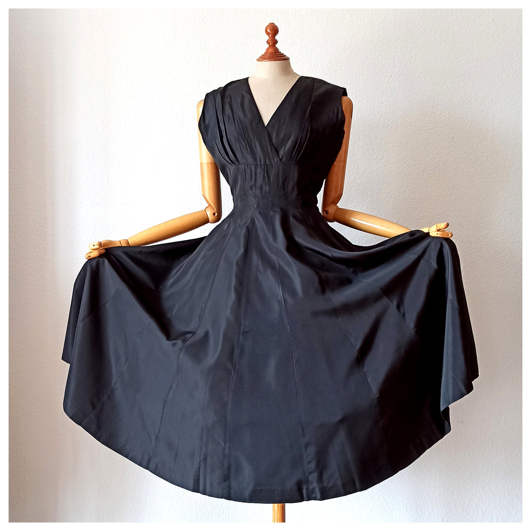 1950s - Stunning Black Satin Night Dress  - W27 (68cm)