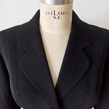 Carica l&#39;immagine nel visualizzatore di Gallery, 1940s - DOUMARC, Paris - New Look Velvet Flames Jacket - W28.5 (72cm)
