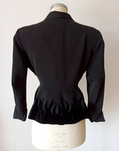 Laden Sie das Bild in den Galerie-Viewer, 1940s - DOUMARC, Paris - New Look Velvet Flames Jacket - W28.5 (72cm)
