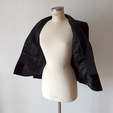 Laden Sie das Bild in den Galerie-Viewer, 1940s - DOUMARC, Paris - New Look Velvet Flames Jacket - W28.5 (72cm)
