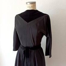 Laden Sie das Bild in den Galerie-Viewer, 1940s 1950s - HETTLAGE, Hannover - Elegan Black Taffeta &amp; Vevet  Dress  - W27 (68cm)
