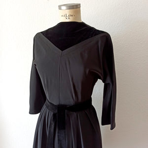 1940s 1950s - HETTLAGE, Hannover - Elegan Black Taffeta & Vevet  Dress  - W27 (68cm)