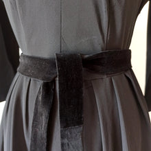 Laden Sie das Bild in den Galerie-Viewer, 1940s 1950s - HETTLAGE, Hannover - Elegan Black Taffeta &amp; Vevet  Dress  - W27 (68cm)
