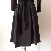 Carica l&#39;immagine nel visualizzatore di Gallery, 1940s 1950s - HETTLAGE, Hannover - Elegan Black Taffeta &amp; Vevet  Dress  - W27 (68cm)
