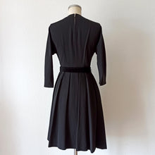 Laden Sie das Bild in den Galerie-Viewer, 1940s 1950s - HETTLAGE, Hannover - Elegan Black Taffeta &amp; Vevet  Dress  - W27 (68cm)
