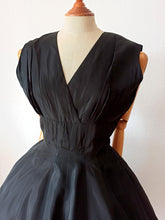 Charger l&#39;image dans la galerie, 1950s - Stunning Black Satin Night Dress  - W27 (68cm)
