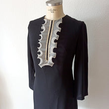 Laden Sie das Bild in den Galerie-Viewer, 1960s - Stunning Black Crepe Mod Dress  - W33 (84cm)
