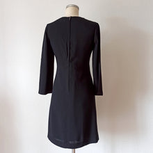 Laden Sie das Bild in den Galerie-Viewer, 1960s - Stunning Black Crepe Mod Dress  - W33 (84cm)
