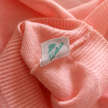 Laden Sie das Bild in den Galerie-Viewer, 1950s 1960s - WELLPUNT, Spain - Adorable Pink Knit Top - Size M/L
