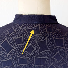 Cargar imagen en el visor de la galería, 1940s - Exquisite Ink Blue Smoked Rayon Dress  - W32 (82cm)
