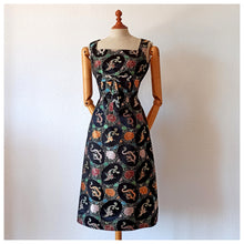 Laden Sie das Bild in den Galerie-Viewer, 1950s 1960s - Stunning Black Dragons &amp; Peacocks Embroidery Dress  - W28 (70cm)
