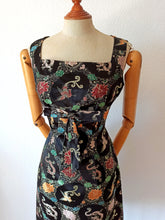 Charger l&#39;image dans la galerie, 1950s 1960s - Stunning Black Dragons &amp; Peacocks Embroidery Dress  - W28 (70cm)
