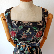 Laden Sie das Bild in den Galerie-Viewer, 1950s 1960s - Stunning Black Dragons &amp; Peacocks Embroidery Dress  - W28 (70cm)
