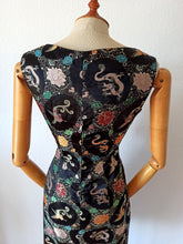 Laden Sie das Bild in den Galerie-Viewer, 1950s 1960s - Stunning Black Dragons &amp; Peacocks Embroidery Dress  - W28 (70cm)
