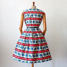 Laden Sie das Bild in den Galerie-Viewer, 1950s - GOLDSIEGEL, Germany - Adorable Sun Flowers Dress - W29 (74cm)
