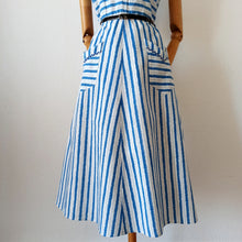 Laden Sie das Bild in den Galerie-Viewer, 1950s - GUY, France - Gorgeous Pockets Cotton Dress - W27 to 31 (68 to 80cm)
