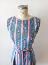 Load image into Gallery viewer, 1950s 1960s - DEADSTOCK - Adorable Roseprint Cotton Dress  - W27 (68cm)
