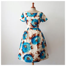 Carica l&#39;immagine nel visualizzatore di Gallery, 1950s - Stunning Floral Silk Dress - W26 (66cm)
