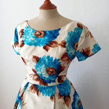 Laden Sie das Bild in den Galerie-Viewer, 1950s - Stunning Floral Silk Dress - W26 (66cm)
