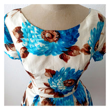 Laden Sie das Bild in den Galerie-Viewer, 1950s - Stunning Floral Silk Dress - W26 (66cm)
