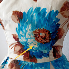 Carica l&#39;immagine nel visualizzatore di Gallery, 1950s - Stunning Floral Silk Dress - W26 (66cm)
