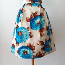 Carica l&#39;immagine nel visualizzatore di Gallery, 1950s - Stunning Floral Silk Dress - W26 (66cm)
