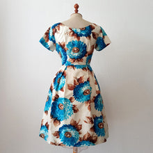 Laden Sie das Bild in den Galerie-Viewer, 1950s - Stunning Floral Silk Dress - W26 (66cm)
