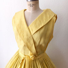 Charger l&#39;image dans la galerie, 1950s 1960s - Gorgeous Yellow Textured Rayon Dress - W27.5 (70cm)
