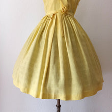 Laden Sie das Bild in den Galerie-Viewer, 1950s 1960s - Gorgeous Yellow Textured Rayon Dress - W27.5 (70cm)
