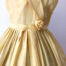 Charger l&#39;image dans la galerie, 1950s 1960s - Gorgeous Yellow Textured Rayon Dress - W27.5 (70cm)
