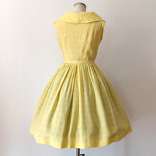 Charger l&#39;image dans la galerie, 1950s 1960s - Gorgeous Yellow Textured Rayon Dress - W27.5 (70cm)
