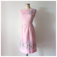 Laden Sie das Bild in den Galerie-Viewer, 1950s 1960s - Lovely Pink Floral Embroidery Dress - W27 (68cm)
