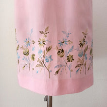 Laden Sie das Bild in den Galerie-Viewer, 1950s 1960s - Lovely Pink Floral Embroidery Dress - W27 (68cm)
