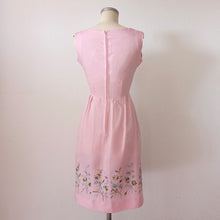 Laden Sie das Bild in den Galerie-Viewer, 1950s 1960s - Lovely Pink Floral Embroidery Dress - W27 (68cm)
