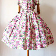 Laden Sie das Bild in den Galerie-Viewer, 1950s - Adorable Roseprint Rayon Dress - W26 (66cm)
