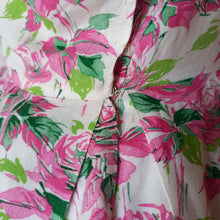 Laden Sie das Bild in den Galerie-Viewer, 1950s - Adorable Roseprint Rayon Dress - W26 (66cm)
