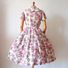 Carica l&#39;immagine nel visualizzatore di Gallery, 1950s - Adorable Roseprint Rayon Dress - W26 (66cm)
