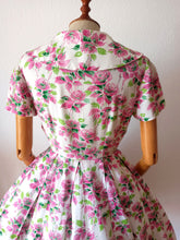 Carica l&#39;immagine nel visualizzatore di Gallery, 1950s - Adorable Roseprint Rayon Dress - W26 (66cm)
