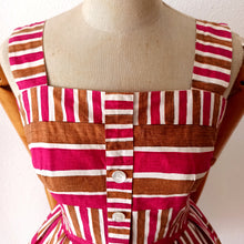 Cargar imagen en el visor de la galería, 1950s - Lovely Pockets Cotton Dress - W27 (68cm)
