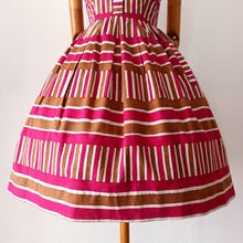 Cargar imagen en el visor de la galería, 1950s - Lovely Pockets Cotton Dress - W27 (68cm)
