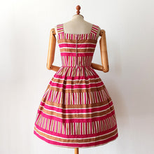 Cargar imagen en el visor de la galería, 1950s - Lovely Pockets Cotton Dress - W27 (68cm)
