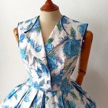 Laden Sie das Bild in den Galerie-Viewer, 1950s - Spectacular French Blue Roseprint Dress - W27 (68cm)
