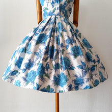 Charger l&#39;image dans la galerie, 1950s - Spectacular French Blue Roseprint Dress - W27 (68cm)
