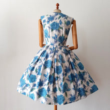 Laden Sie das Bild in den Galerie-Viewer, 1950s - Spectacular French Blue Roseprint Dress - W27 (68cm)
