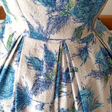 Laden Sie das Bild in den Galerie-Viewer, 1950s - Spectacular French Blue Roseprint Dress - W27 (68cm)
