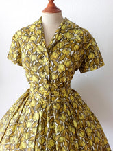 Carica l&#39;immagine nel visualizzatore di Gallery, 1950s - MARIE BONHEUR, Paris - Fabulous Belted Dress - W34 (86cm)
