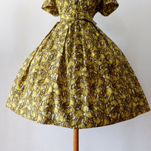 Carica l&#39;immagine nel visualizzatore di Gallery, 1950s - MARIE BONHEUR, Paris - Fabulous Belted Dress - W34 (86cm)
