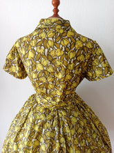 Carica l&#39;immagine nel visualizzatore di Gallery, 1950s - MARIE BONHEUR, Paris - Fabulous Belted Dress - W34 (86cm)
