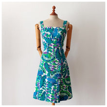 Laden Sie das Bild in den Galerie-Viewer, 1960s - Gorgeous Psychedelic Cotton Dress  - W28.5 (72cm)
