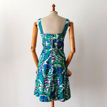 Laden Sie das Bild in den Galerie-Viewer, 1960s - Gorgeous Psychedelic Cotton Dress  - W28.5 (72cm)
